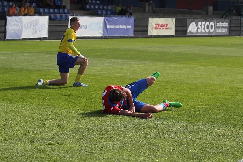 Fotbalisté FC Viktoria Plzeň B (na archivním snímku fotbalisté v červenomodrých dresech) vyhráli v Českých Budějovicích s béčkem SK Dynamo 3:0 a vyšvihli se na první místo ČFL.