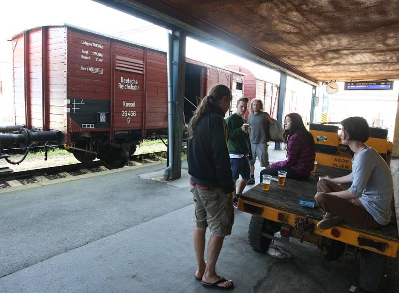 Historický vlakjako připomínka transportů zastavil na nádraží v Plzni. Obsahoval výstavu i kino