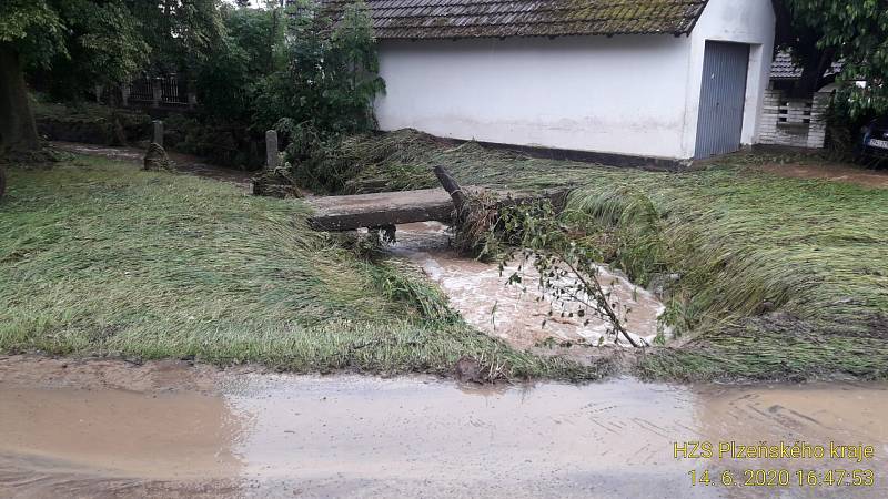 Následky přívalových dešťů zaměstnaly o víkendu hasiče v kraji.