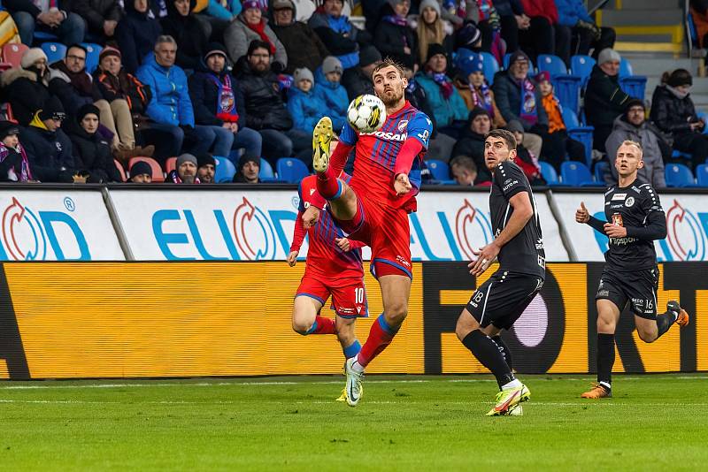 Fotbalisté Viktorie Plzeň podlehli na úvod ligového jara doma nečekaně Hradci Králové 1:2.