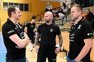 Plzeňští trenéři Petr Štochl (vlevo) a Jiří Hynek (vpravo) v přátelské rozmluvě s karvinským koučem Michalem Brůnou. Potkají se v této sezoně ještě jednou?