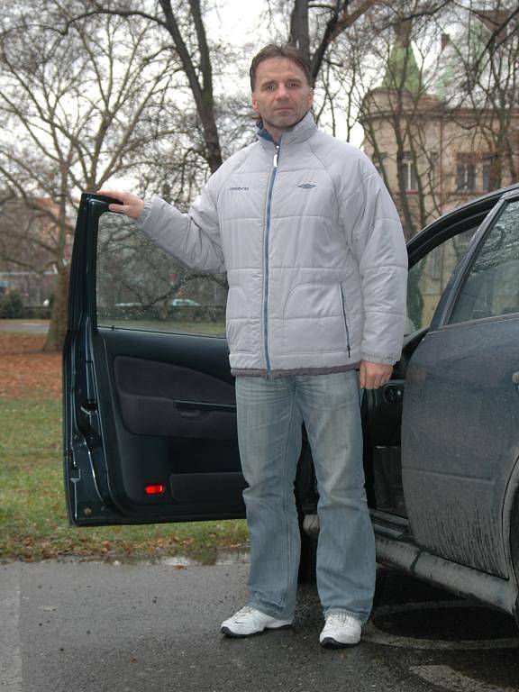 V autě stráví trenér Karel Krejčí hodně času. Do práce do Plzně dojíždí z Příbrami, kde s rodinou žije.  Často také cestuje na zápasy  příštích soupeřů svého týmu.  