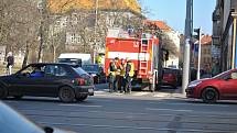 Při odpolední nehodě na křižovatce ulic Skrétova a Klatovská byl sražen muž, kterého odvezli záchranáři do nemocnice