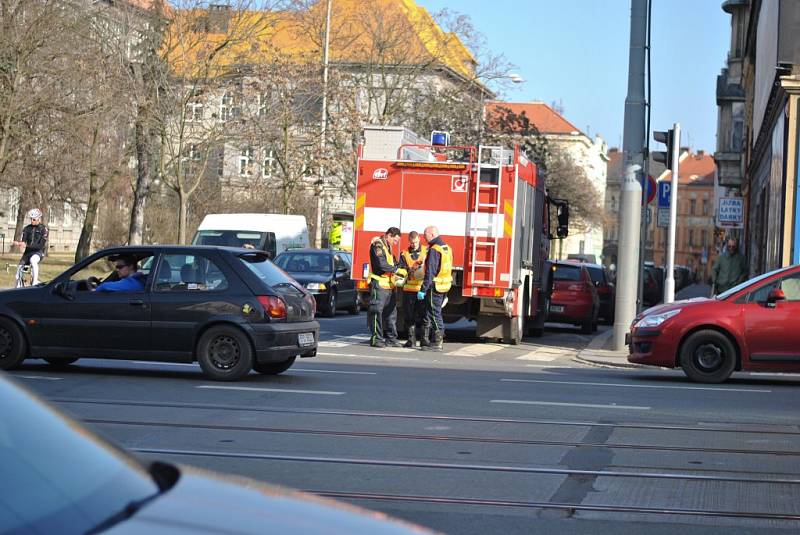 Při odpolední nehodě na křižovatce ulic Skrétova a Klatovská byl sražen muž, kterého odvezli záchranáři do nemocnice