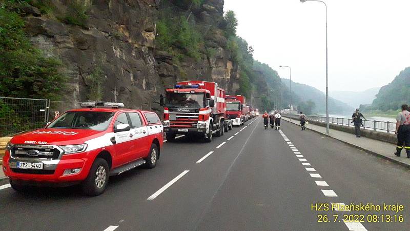 První odřad hasičů z Plzeňského kraje zamířil k lesnímu požáru v Hřensku v noci na úterý a hned ráno se zapojil do činnosti.