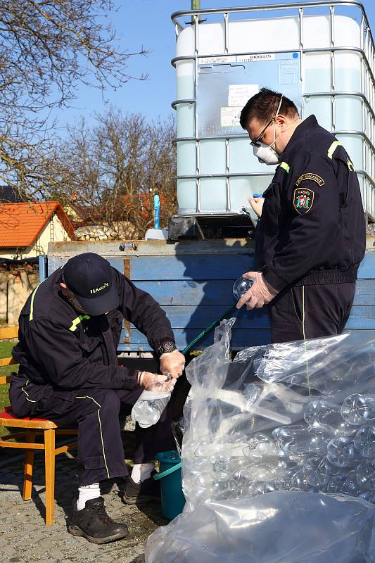 Dezinfekci zdarma pro všechny občany se podařilo zajistit vedení městské části Plzeň Malesice. Roztok z transportní nádrže stáčeli místní hasiči do PET lahví, které pak se starostou rozvezli do všech domů v obci.