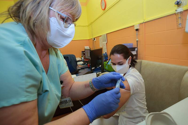 Primářka infekční kliniky Jana Váchalová při očkování proti covidu