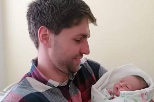 Malého Matyáška, první miminko v Plzeňském kraji v roce 2023, si hned první den pochoval i jeho pyšný otec.