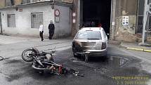 Po nehodě v areálu Škody hořelo auto i motorka