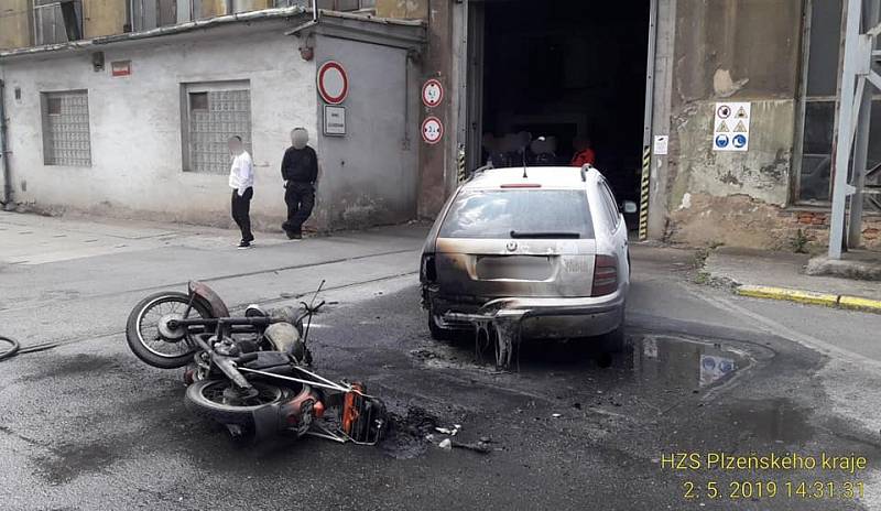 Po nehodě v areálu Škody hořelo auto i motorka