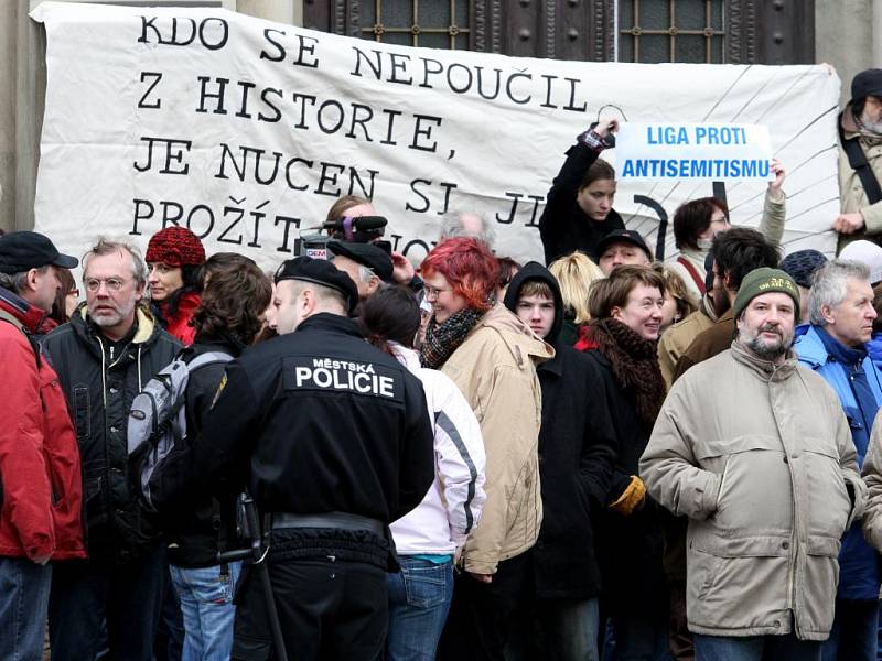 Lidé protestující proti pochodu neonacistů