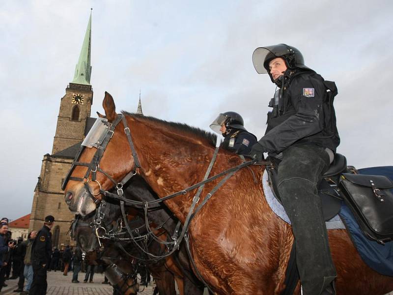 Policejní jezdectvo na náměstí Republiky