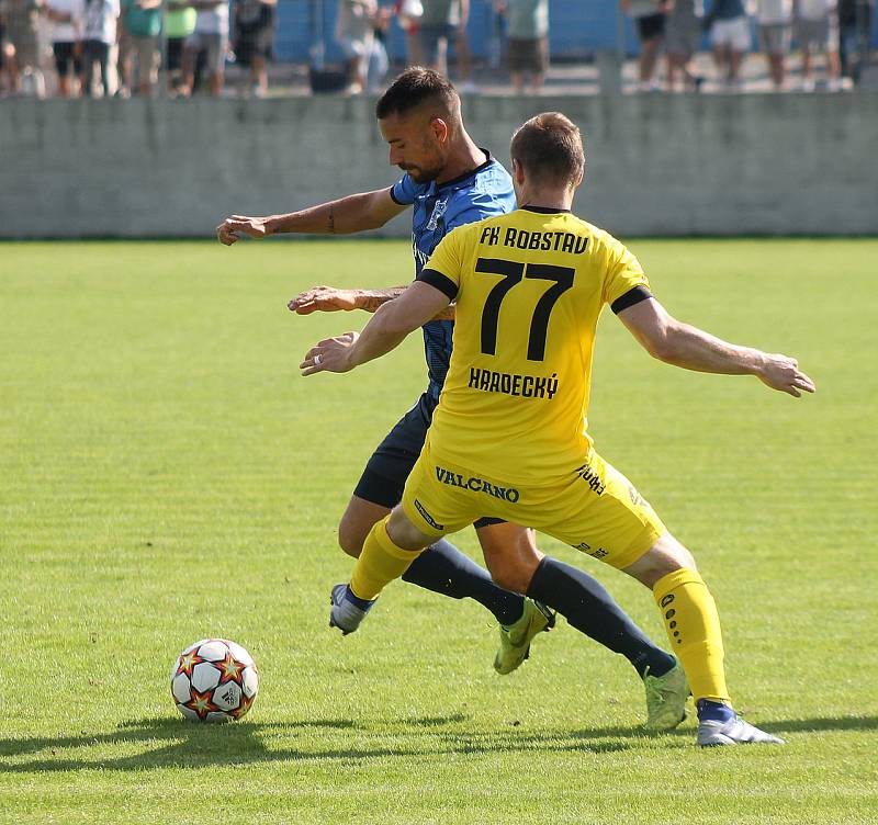 Fotbalisté FK ROBSTAV Přeštice (na snímku hráči ve žlutých dresech z podzimního utkání proti Domažlicím).