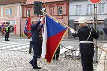 Stoleté výročí schválení národní vlajky, kterou navrhl místní rodák Jaroslav Kursa, si připomněli během vzpomínkového aktu v Blovicích.