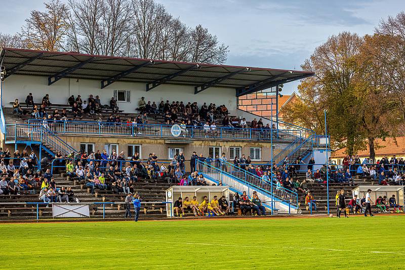 Fotbalisté FK ROBSTAV Přeštice (na archivním snímku hráči ve žlutých dresech) remizovali v Uhříněvsi u Prahy s rezervou Bohemians 1905 1:1.