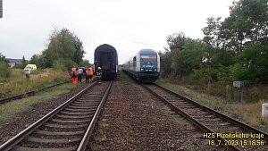 Mezi Chotěšovem a Zbůchem najel vlak do kamení na kolejích.