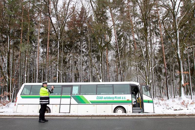 Autobus s dětmi skončil v příkopu.