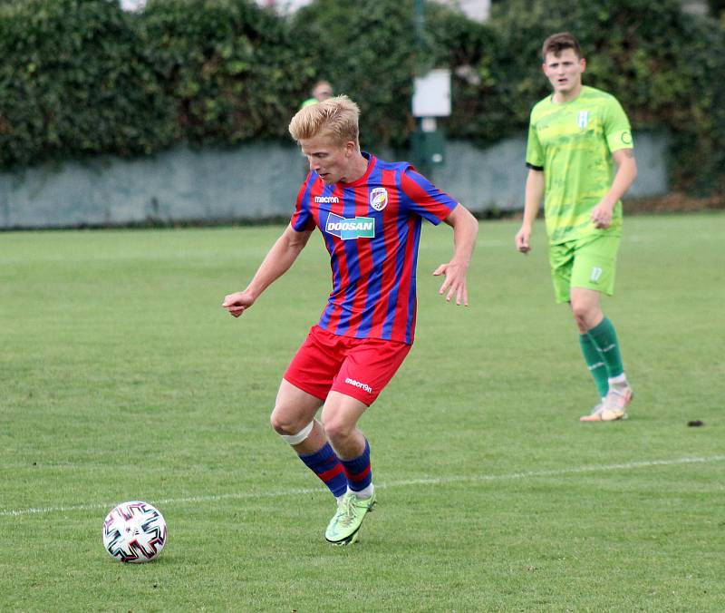 5. kolo FORTUNA ČFL, skupina A: FK Loko Vltavín (zelení) - Viktoria Plzeň B (červenomodří) 3:1 (2:1).