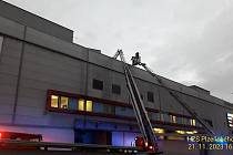 Požár vzduchotechniky v obchodním centru Galerie Slovany v Plzni, 21. 11. 2023
