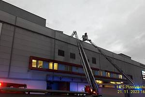 Požár vzduchotechniky v obchodním centru Galerie Slovany v Plzni, 21. 11. 2023