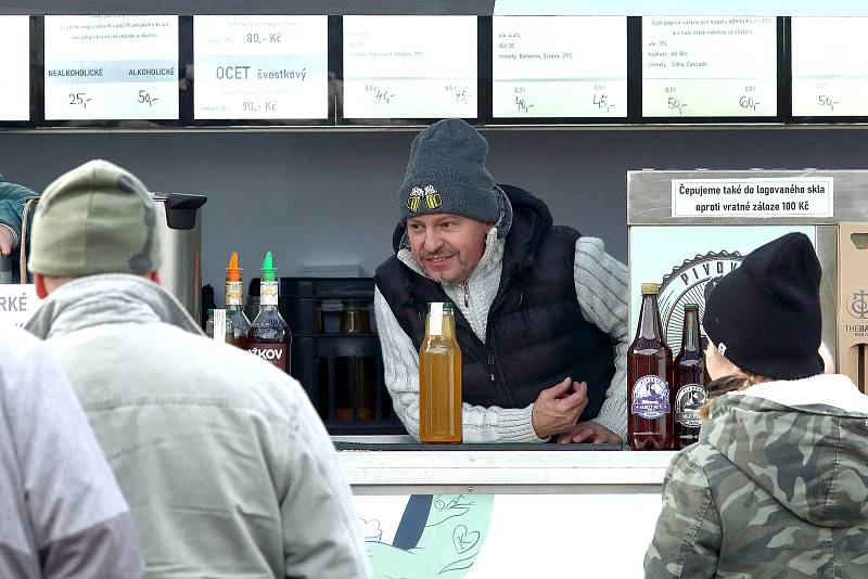 Farmářské a řemeslné trhy v neděli na Farmě U Toma v Ledcích u Plzně. Návštěvníci  si mohli nakoupit různé pochutiny a výrobky, nebo navštívit minizoo, kde se většina zvířátek dá pohladit a nakrmit a pro děti domluvit projížďku na poníkovi.