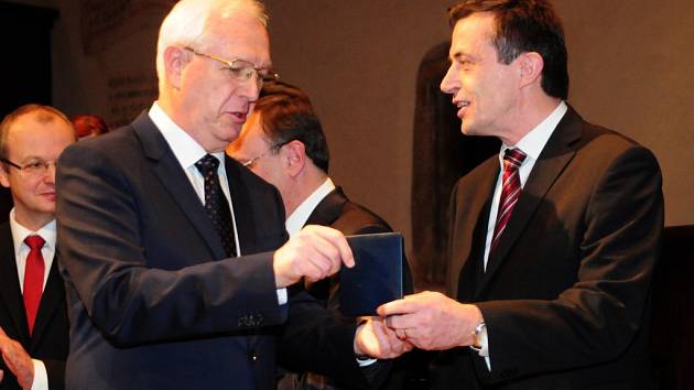 Prorektor ZČU Miroslav Šimandl (vpravo) a jeho tým získal minulý týden Cenu Wernera von Siemense
