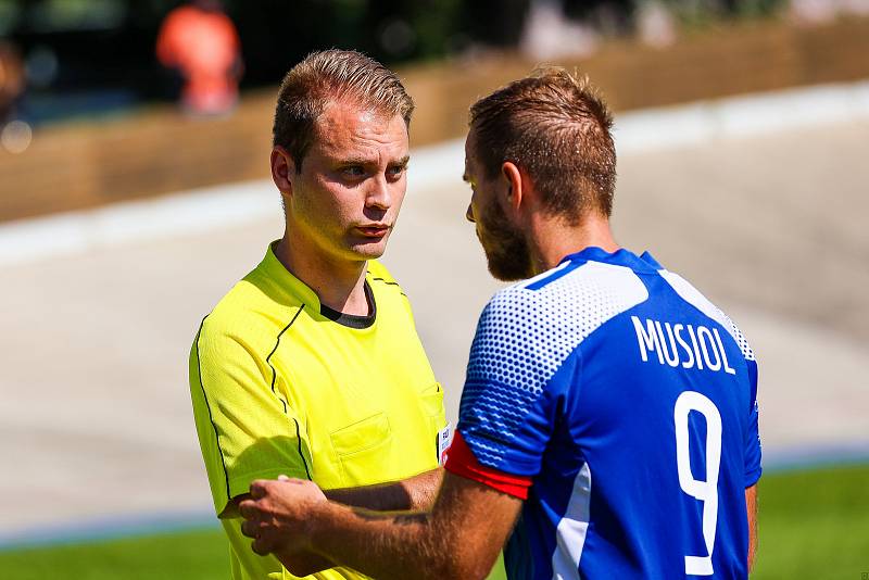 Fotbalisté SK Petřín Plzeň (na archivním snímku hráči v červených dresech) remizovali v přípravném utkání s kombinovaným týmem béčka a staršího dorostu Viktorie Plzeň 3:3.