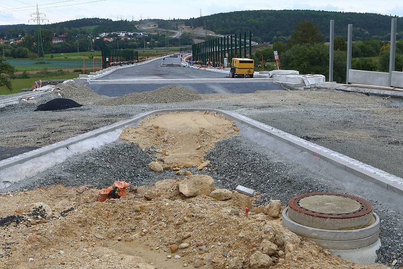 Mimoúrovňová křižovatka Chebská x Regensburská, která je součástí budovaného Západního okruhu bude zprovozněna v noci na 1. září. To je o půl roku dříve, než bylo plánováno. Most s nájezdy na Chebskou ulici propojí 1. A 2. etapu městského okruhu.