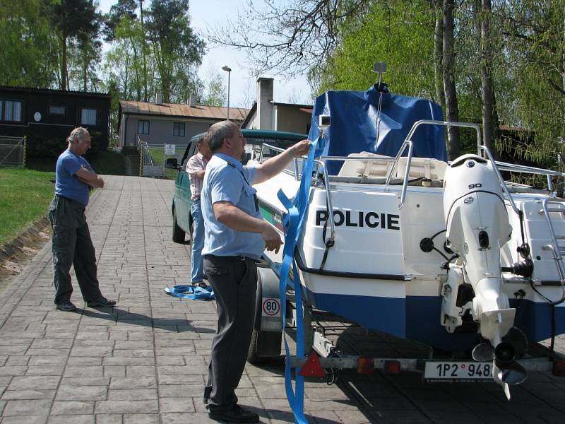 Na rekreanty i občasné návštěvníky přehradní nádrže Hracholusky budou i letos policisté dohlížet z motorového člunu. Na snímcích je Karel Kolář Obvodního oddělení Policie ČR Město Touškov