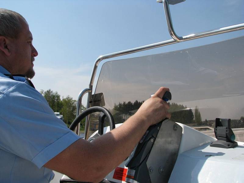 Na rekreanty i občasné návštěvníky přehradní nádrže Hracholusky budou i letos policisté dohlížet z motorového člunu. Na snímcích je Karel Kolář Obvodního oddělení Policie ČR Město Touškov