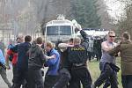 V areálu letiště v Líních nacvičovali těžkooděnci zásah proti demonstrantům i squaterům