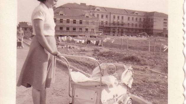 Helena Poutníková se svou osmiměsíční dcerou Helenkou poblíž 2. základní školy ve Schwarzově ulici. 
