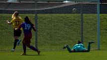 5. kolo 1. ligy žen: FC Viktoria Plzeň (na snímku fotbalistky v červenomodrých dresech) - AC Sparta Praha 1:3 (0:1).