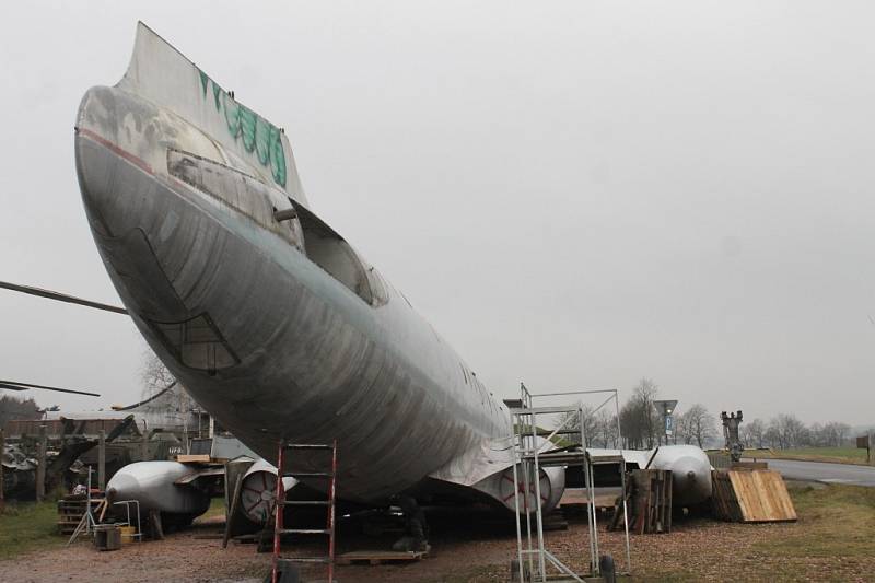 Zkompletovaný Tupolev Tu-104 ve zručském Air parku