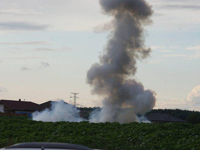 Zbylé chemikálie musel zneškodnit policejní pyrotechnik na sousedním slunečnicovém poli