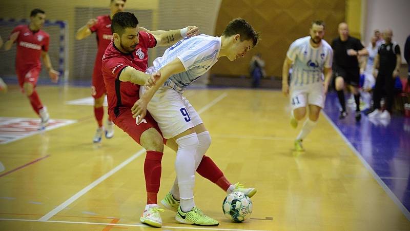 Chrudim (v červeném) - Interobal Plzeň, 1. finále futsalového play-off.