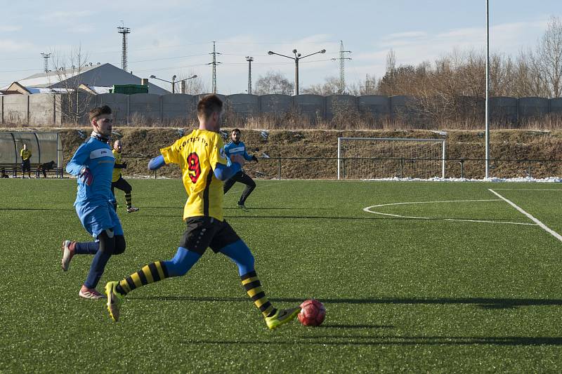 Fotbalisté Doubravky (v modrém) si smlsli ve svém prvním utkání na Memoriálu Josefa Ibermajera na Chotíkovu (ve žlutočerném), jemuž uštědřili porážku 6:0.