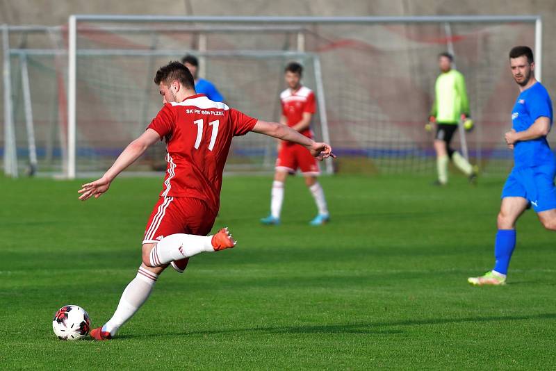 Fotbalisté SK Petřín Plzeň B (červení) vstoupí do nové sezony krajského přeboru jako nováček, ale zároveň budou patřit k největším favoritům.