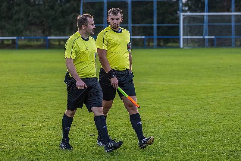 Fotbalisté FK Nepomuk (na archivním snímku hráči v růžových dresech) hrají ve sváteční pátek na Petříně.