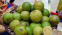Čerstvé exotické ovoce dovezené z africké Ugandy nabízeli v neděli návštěvníkům OC Plaza prodejci ze společnosti Virunga.