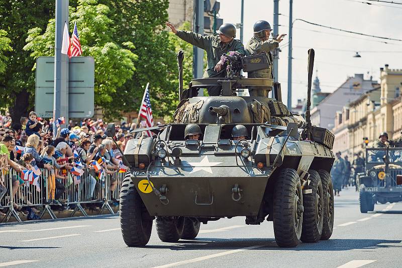 Plzeň – Konvoj svobody s více než 250 historickými vojenskými vozidly projel centrem města a zakončil letošní Slavnosti svobody. Přehlídky si zúčastnili i tři američtí a dva belgičtí účastníci osvobození v roce 1945, kterým mávaly tisíce lidí.