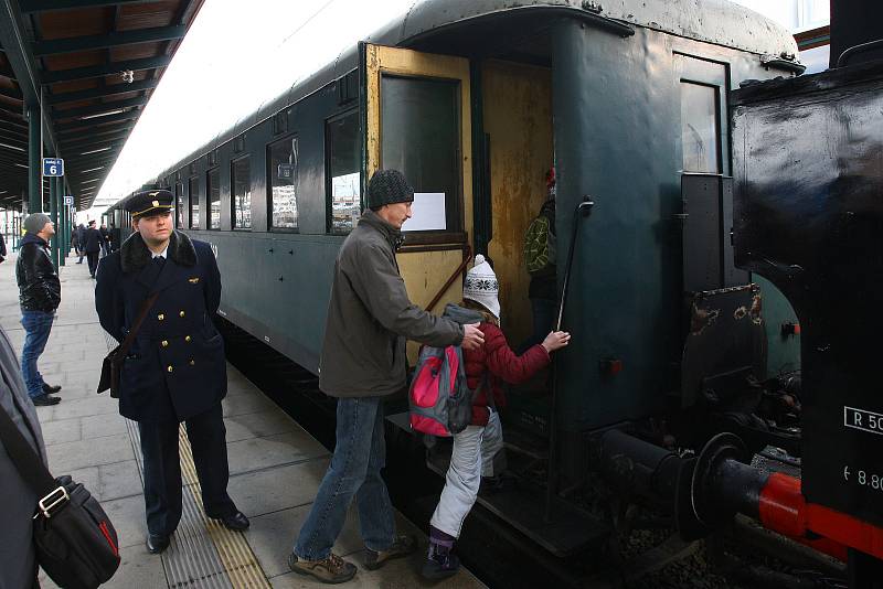 Zvláštní vlak vypravený na trase Plzeň - Nýřany - Heřmanova Huť a zpět, tažený průmyslovou lokomotivou řady 313.902 z plzeňského Iron Monument Clubu na plzeňském hlavním nádraží.