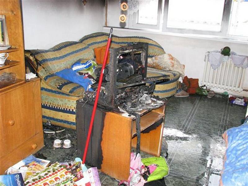 Následky požáru v bytě v Lábkově ulici v Plzni, který způsobila svíčka