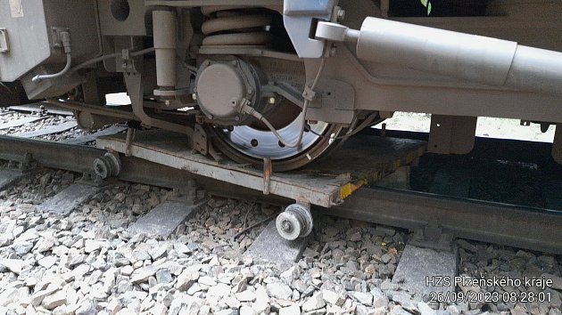 Provoz na železniční trati z Plzně do Mostu uzavřela nehoda, když osobní vlak najel v Kaznějově na pracovní plošinu pro údržbové práce.