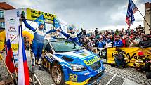 VÁCLAV PECH a Petr Uhel s vozem Ford Focus WRC po loňském triumfu na Valašsku.