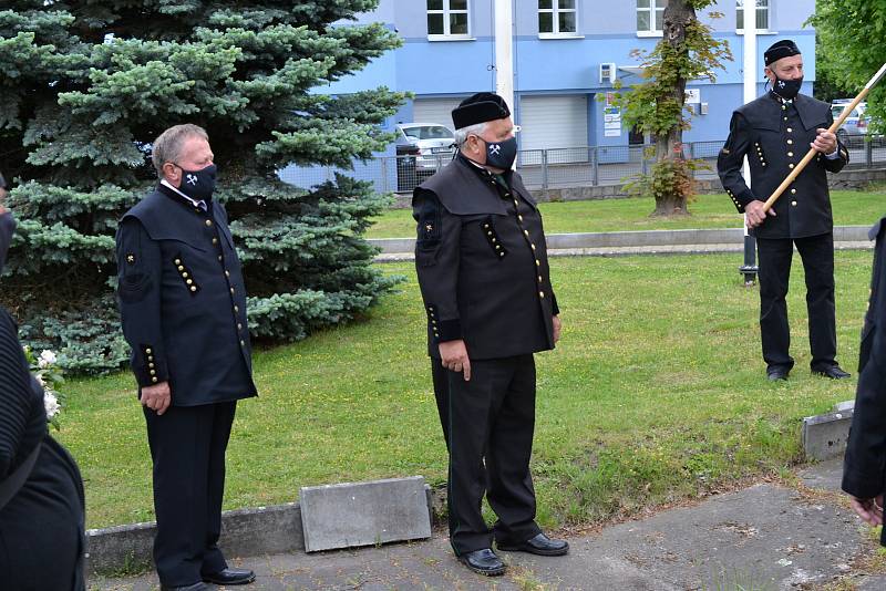 Výročí tvrdě potlačené stávky nýřanských horníků si připomněli členové Hornicko-historického spolku Západočeských uhelných dolů. Položili věnce u pomníku  v Nýřanech a na hřbitově v Úhercích, kde je pochováno třináct obětí střelby do řad horníků.