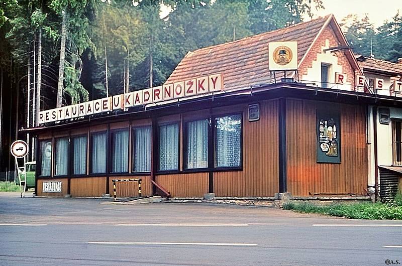 Bývalý motorest U Kadrnožky (na snímcích poskytnutých Slavomírech Kozákem) a místo v současnosti.