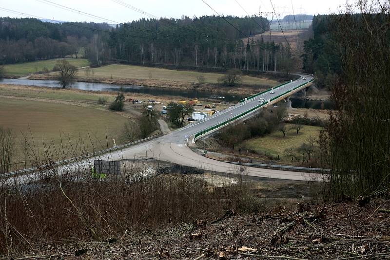 Dolanský most po rekonstrukci je od sobotního večera opět otevřený pro silniční dopravu.