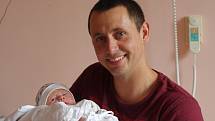 Matěj Mikuta se narodil 4. srpna v 8:48 mamince Lucii a tatínkovi Tomášovi z Nýřan. Po příchodu na svět ve Fakultní nemocnici v Plzni na Lochotíně vážil prvorozený synek 3530 gramů a měřil 50 centimetrů.