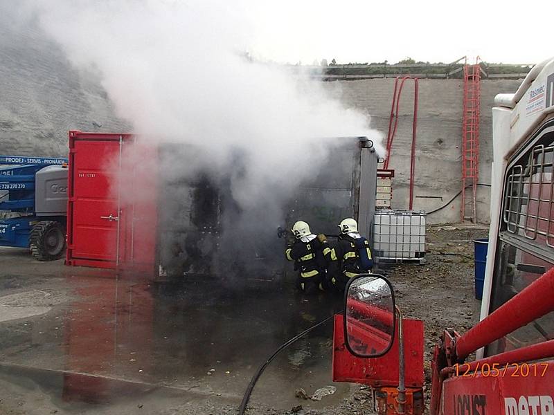 Požár kontejneru na stavbě železničních tunelů mezi Doubravkou a Kyšicemi